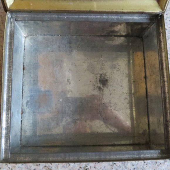 Vintage LOVERS & Roses Square Metal Hinged Tin (224V) - Picture 7 of 7
